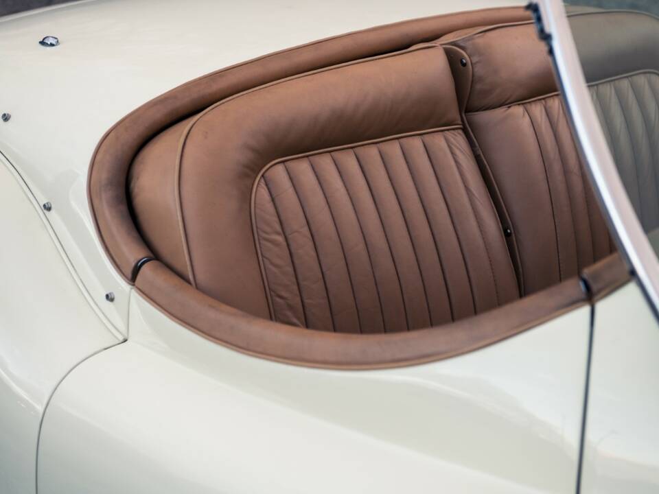 Image 24/45 of Jaguar XK 120 OTS (1950)