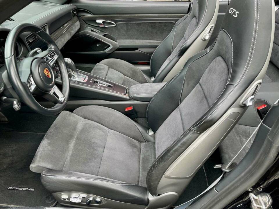 Image 13/19 of Porsche 911 Carrera 4 GTS (2017)