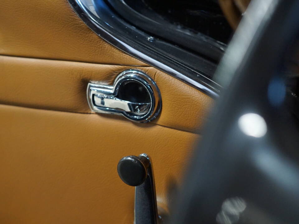 Image 15/29 of Mercedes-Benz 230 SL (1965)