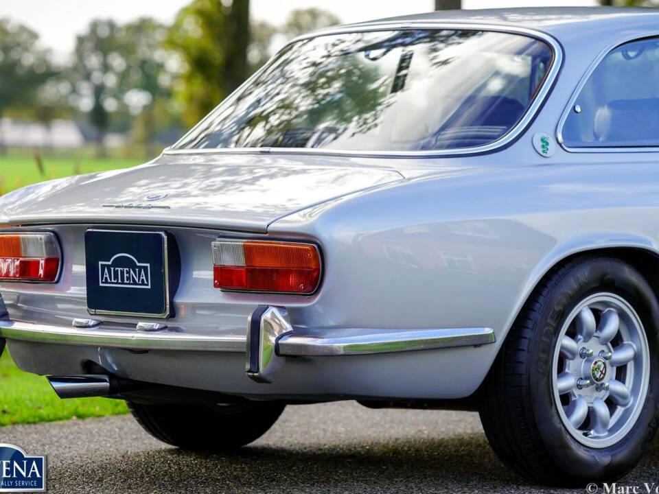 Bild 47/62 von Alfa Romeo 2000 GT Veloce (1974)
