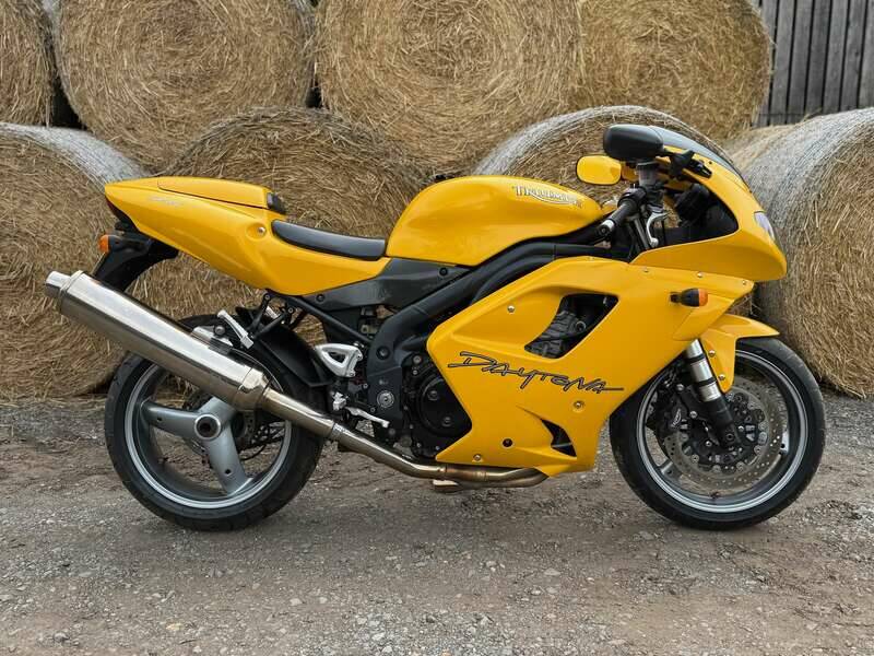 Image 1/40 of Triumph DUMMY (2006)