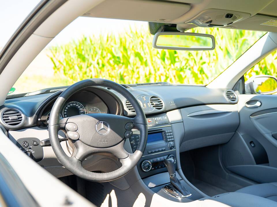 Image 24/49 of Mercedes-Benz CLK 280 (2006)