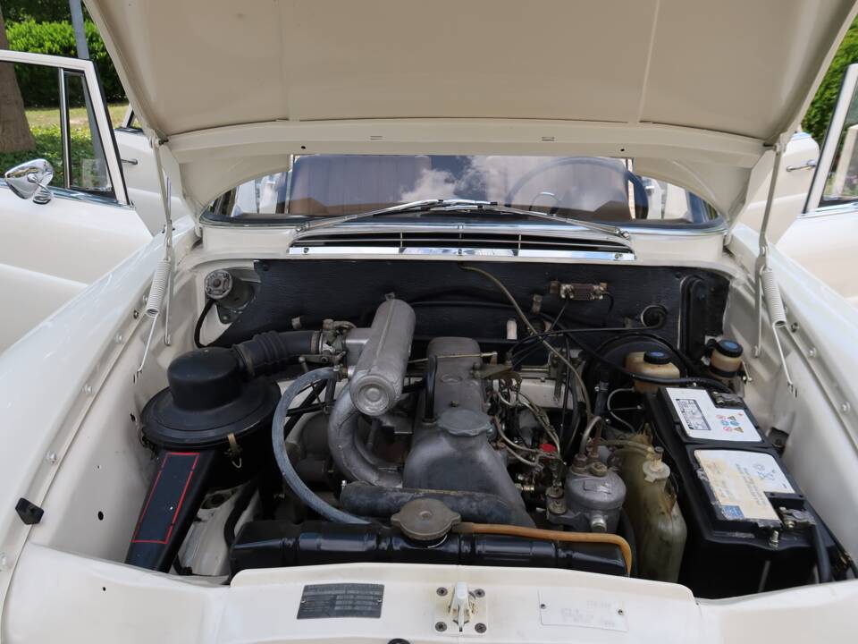 Image 14/32 of Mercedes-Benz 200 D (1966)
