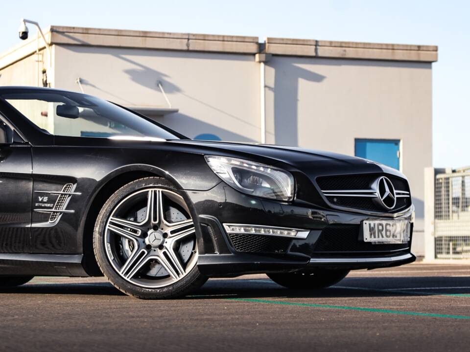 Image 14/33 de Mercedes-Benz SL 63 AMG (2012)
