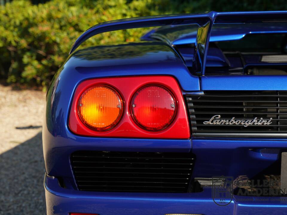 Image 37/50 of Lamborghini Diablo VT Roadster (1996)