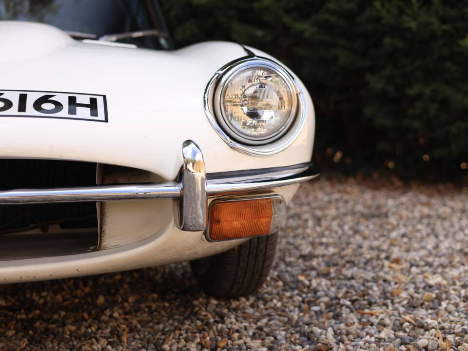 Image 23/50 de Jaguar Type E (2+2) (1970)