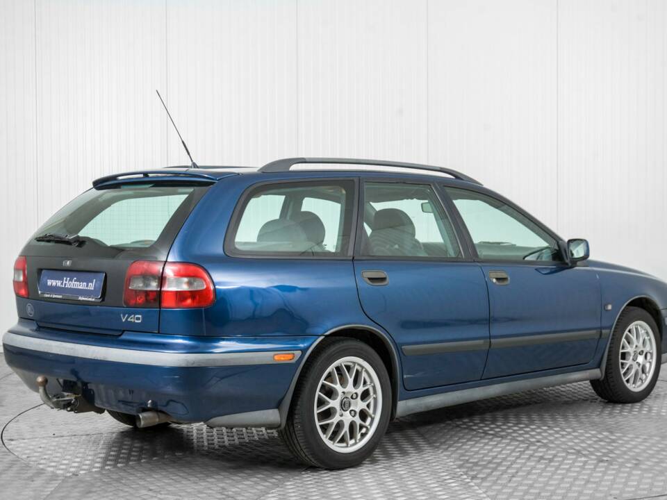 Image 2/29 of Volvo V40 2.0 16V (1999)