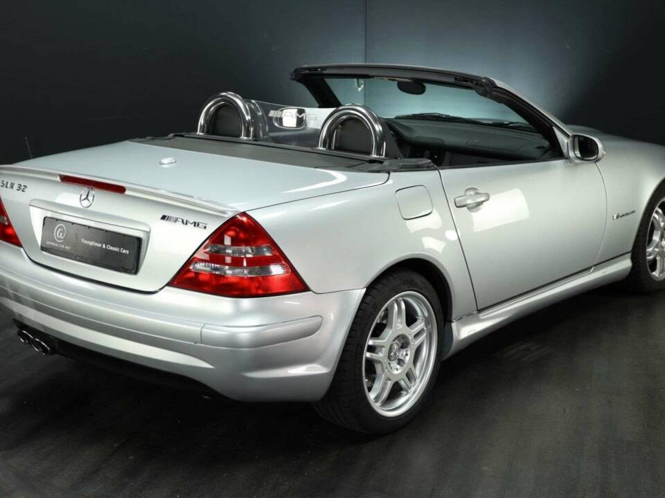 Immagine 2/30 di Mercedes-Benz SLK 32 AMG (2003)