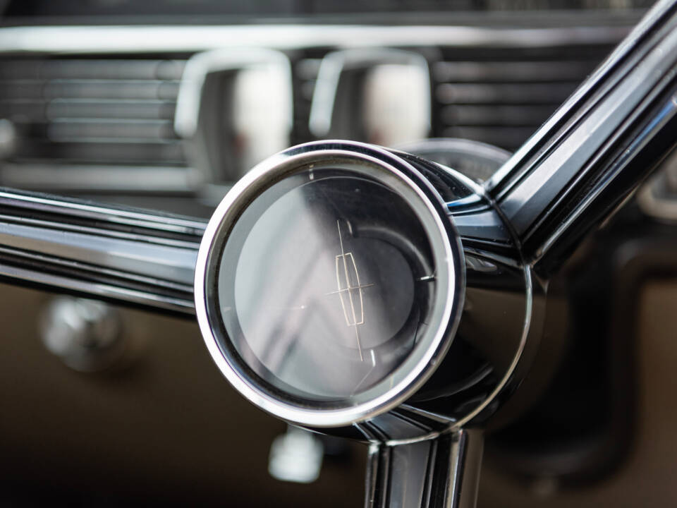 Image 110/135 of Lincoln Continental Convertible (1965)