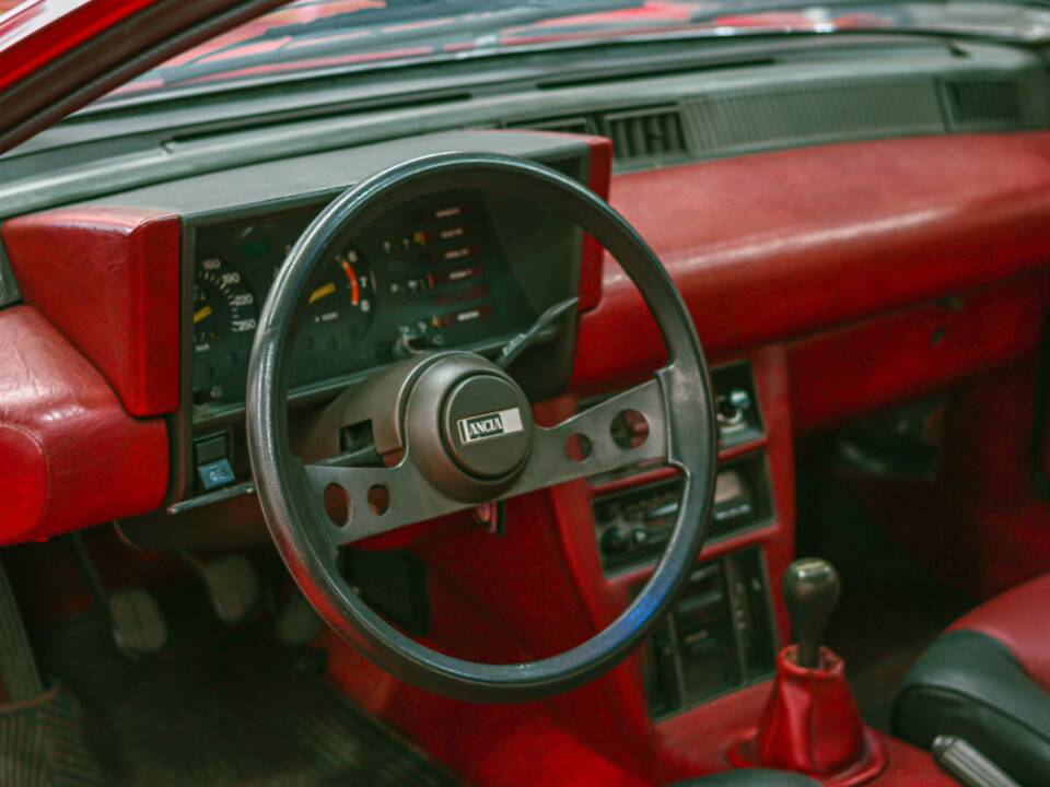 Image 21/39 of Lancia Beta Coupe 2000 i.e. (1982)