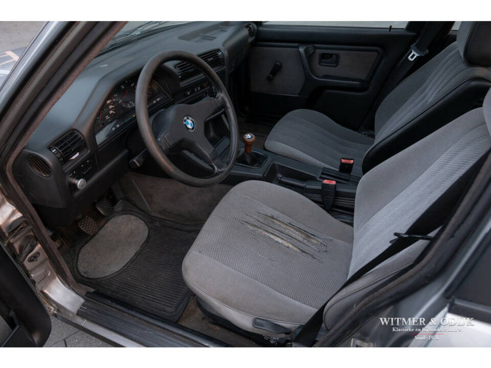 Image 5/50 de BMW 320i Touring (1989)