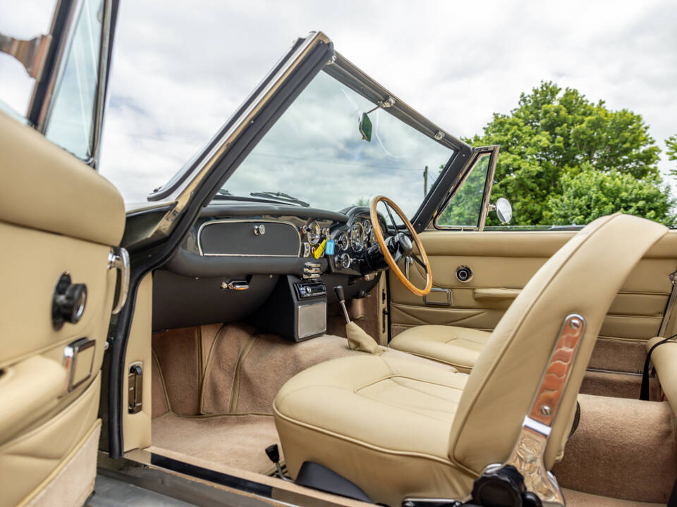 Immagine 45/57 di Aston Martin DB 6 Volante (1969)