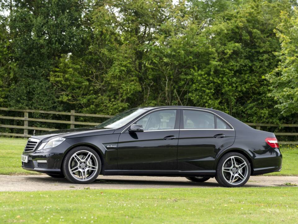 Image 17/50 de Mercedes-Benz E 63 AMG (2011)