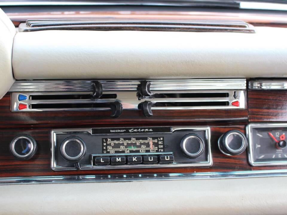 Image 17/27 de Mercedes-Benz 280 SE 3,5 (1971)