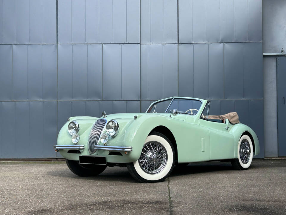 Image 1/24 of Jaguar XK 120 DHC (1953)