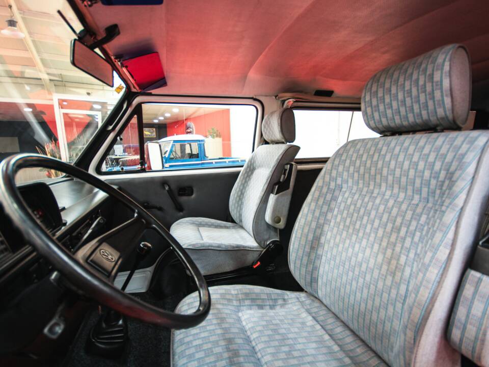 Bild 8/17 von Volkswagen T3 Kombi 1.9 (1989)