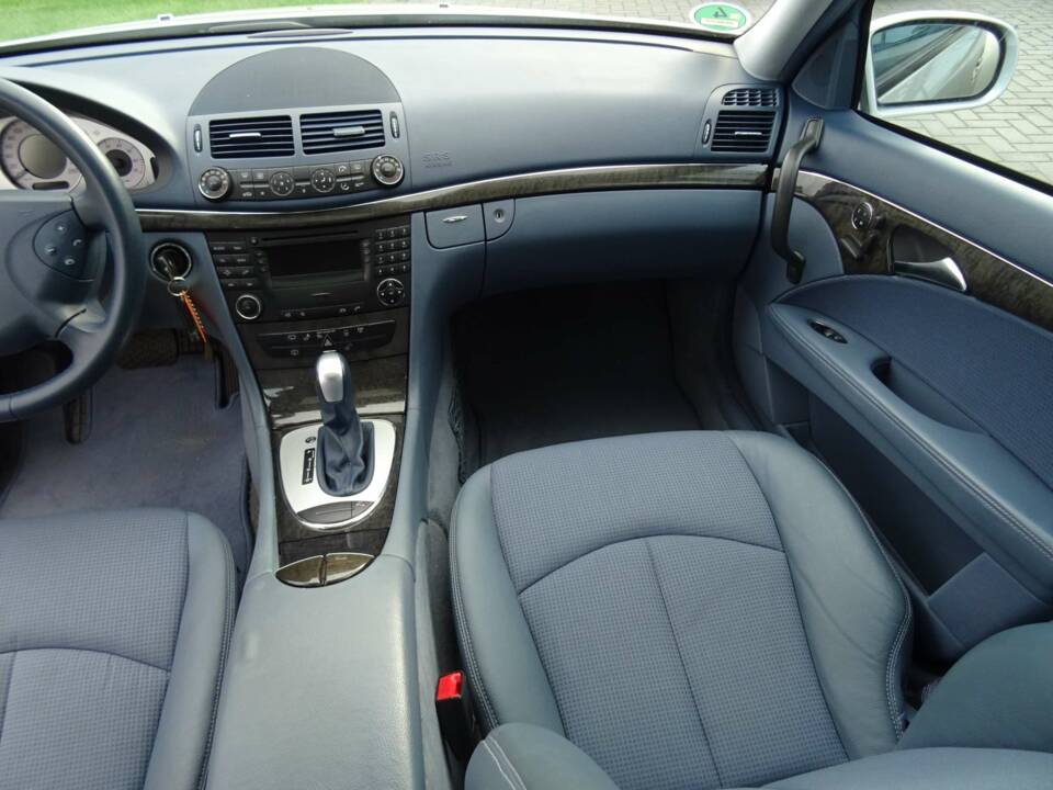 Image 22/25 of Mercedes-Benz E 200 Kompressor T (2004)