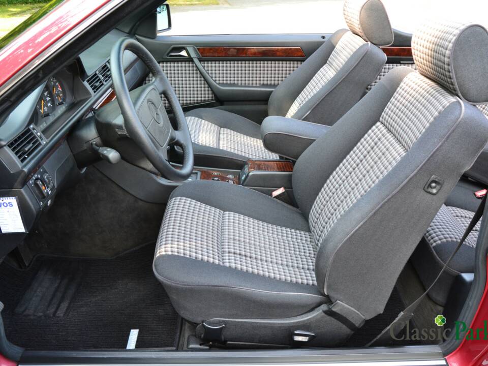 Bild 12/50 von Mercedes-Benz E 200 (1994)