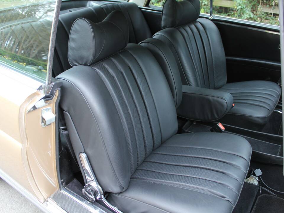 Image 13/16 of Mercedes-Benz 280 SE 3,5 (1971)