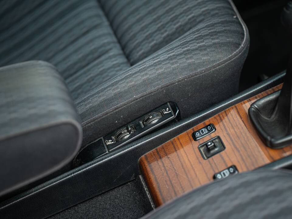 Imagen 38/72 de Mercedes-Benz 250 TD (1991)