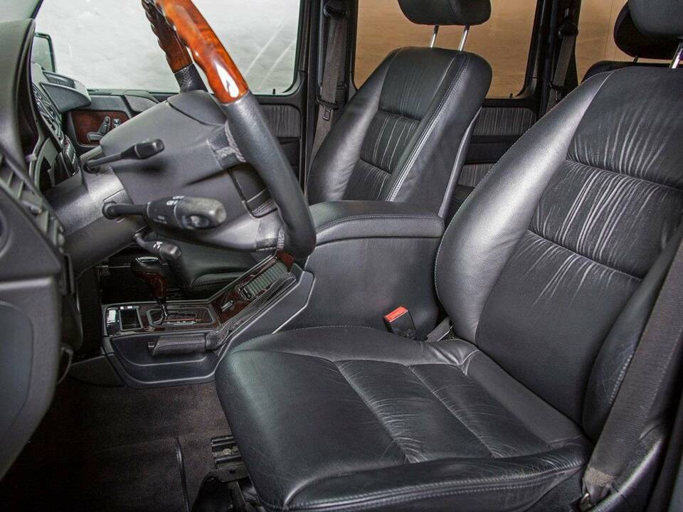 Image 13/20 of Mercedes-Benz G 500 (LWB) (2004)