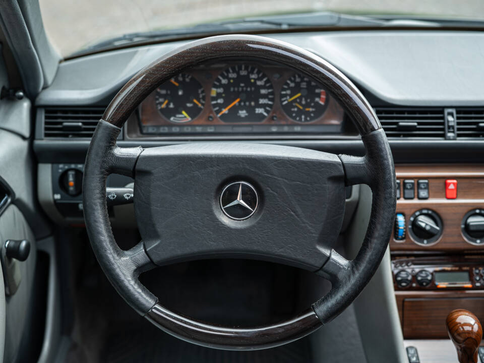 Image 24/66 of Mercedes-Benz 200 TE (1989)