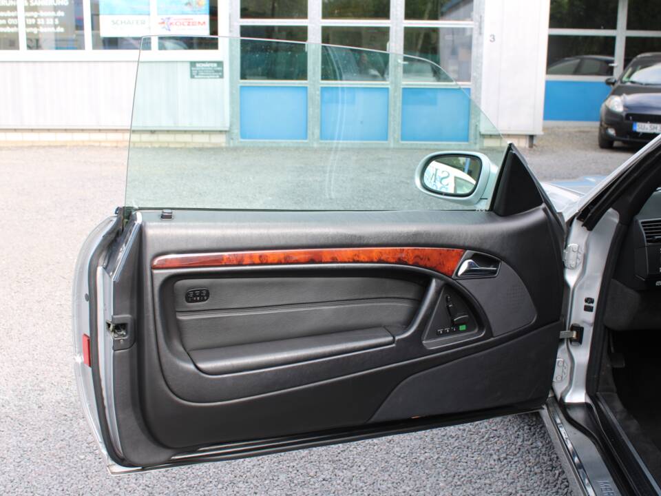 Image 25/50 of Mercedes-Benz SL 320 (2001)