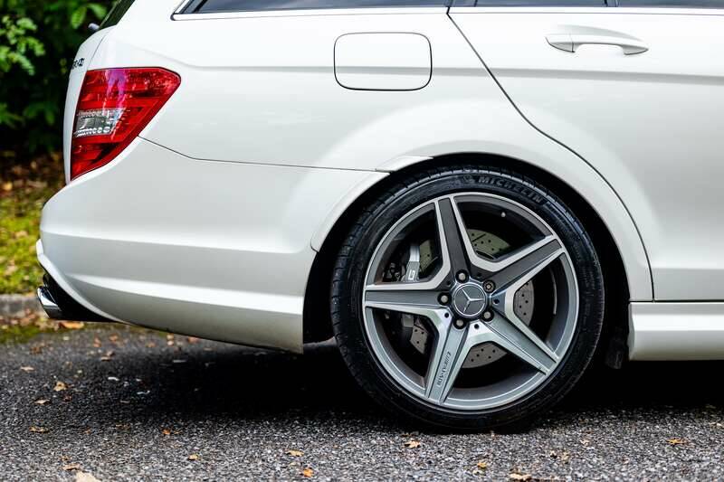 Image 26/50 of Mercedes-Benz C 63 AMG T (2013)