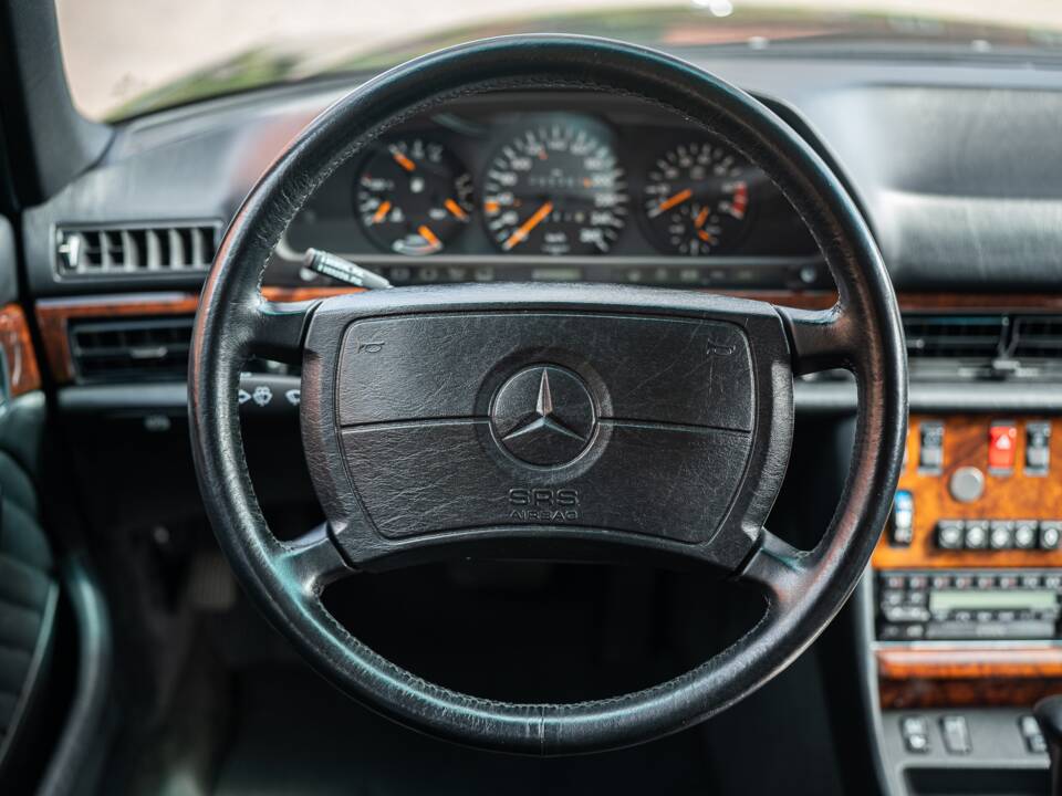 Image 28/91 of Mercedes-Benz 560 SEL (1990)