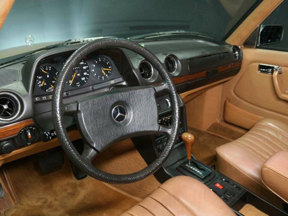 Bild 19/49 von Mercedes-Benz 250 lang (1985)