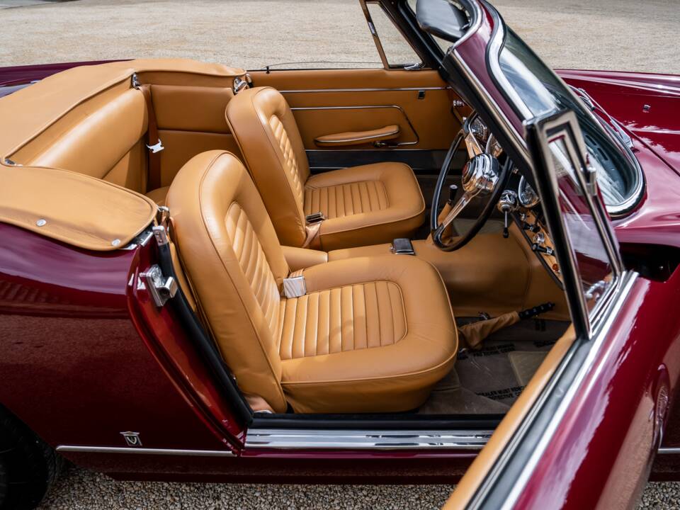 Image 23/51 of Maserati 3500 GTI Spyder Vignale (1963)