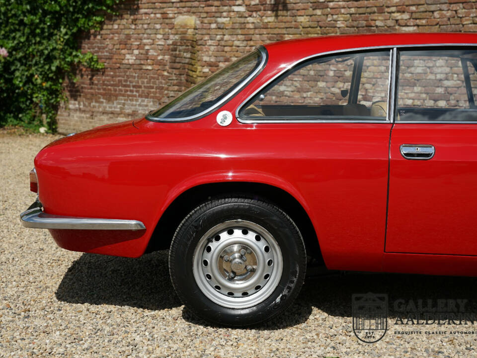 Image 33/50 de Alfa Romeo Giulia 1300 GT Junior (1975)