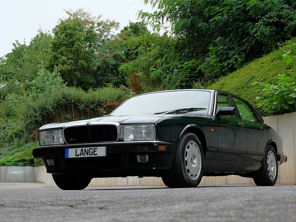 Image 2/77 de Jaguar XJ 40 (XJ-R) (1993)