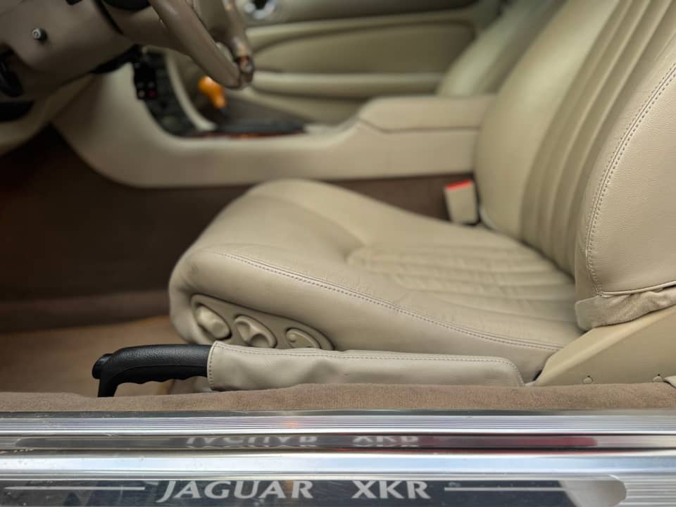 Image 35/40 de Jaguar XKR (1998)