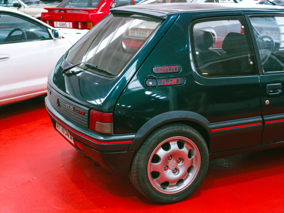 Image 20/33 of Peugeot 205 GTi 1.9 (1993)