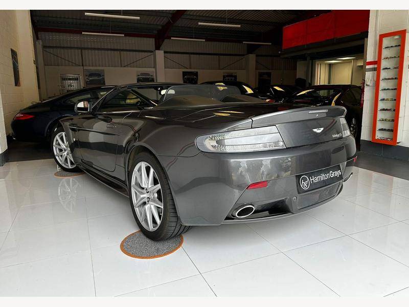 Afbeelding 50/50 van Aston Martin DB 9 (2004)