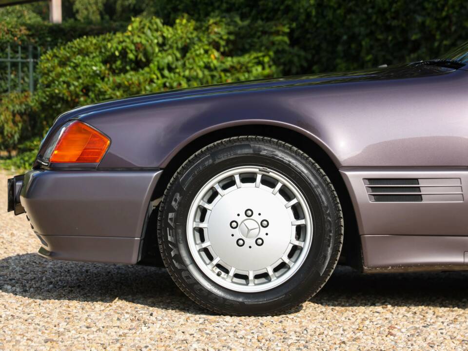 Image 21/50 of Mercedes-Benz 500 SL (1990)