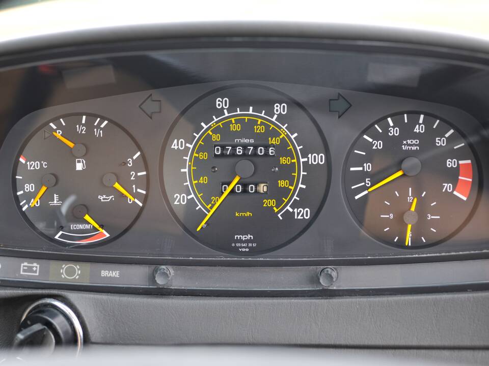 Image 18/33 of Mercedes-Benz 230 CE (1985)