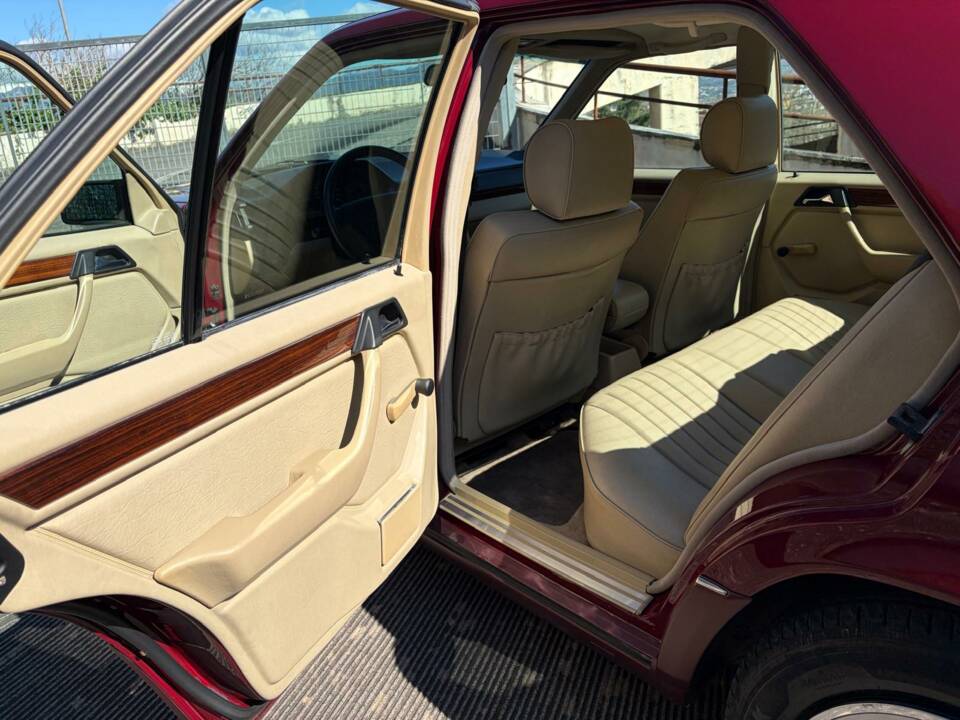 Image 19/50 of Mercedes-Benz E 200 (1993)