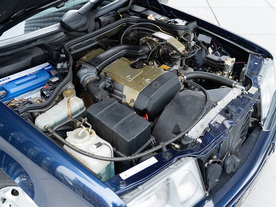 Image 42/45 of Mercedes-Benz E 220 (1995)