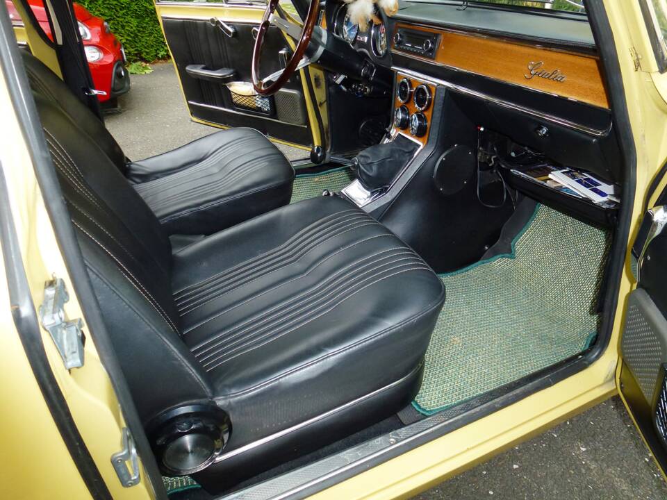 Image 12/13 de Alfa Romeo Giulia Nuova Super 1300 (1975)