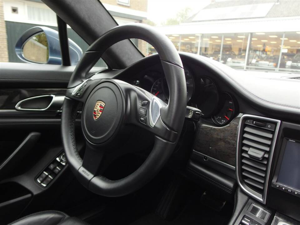 Image 63/99 of Porsche Panamera Turbo (2009)