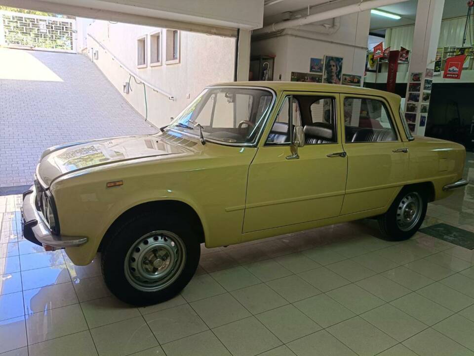Immagine 17/50 di Alfa Romeo Giulia Nuova Super 1300 (1975)