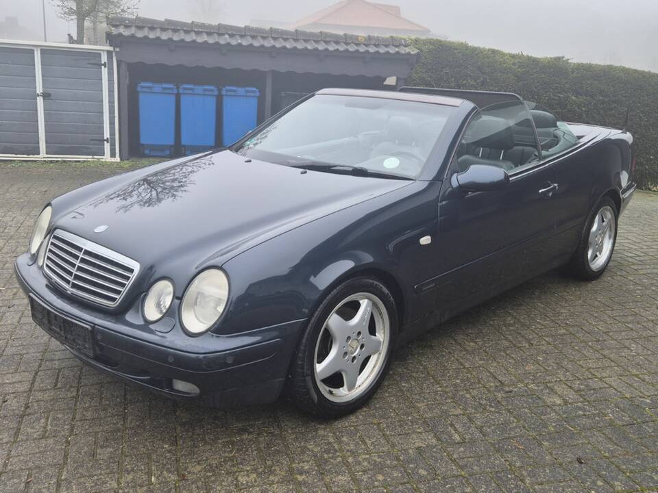 Image 1/8 of Mercedes-Benz CLK 320 (1999)