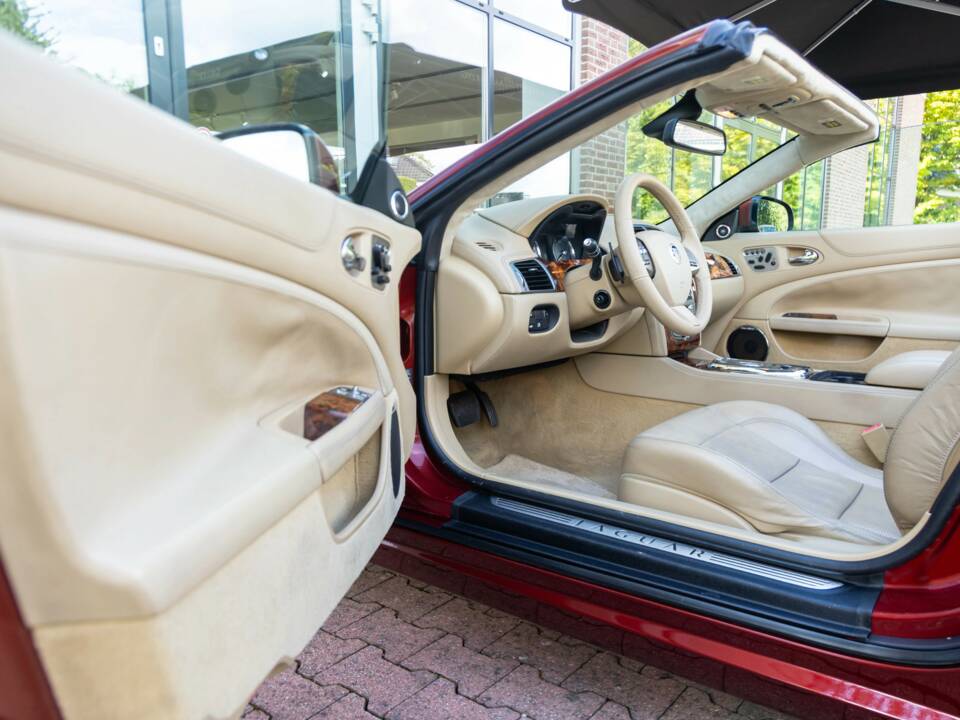 Image 47/50 of Jaguar XK (2011)