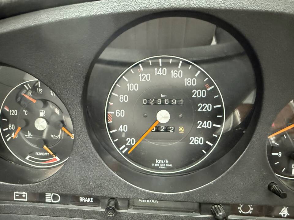 Image 18/23 of Mercedes-Benz 380 SL (1984)