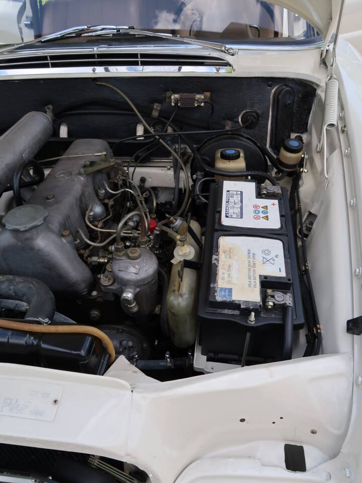 Image 16/32 of Mercedes-Benz 200 D (1966)