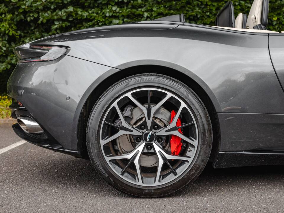 Image 15/39 of Aston Martin DB 11 Volante (2018)