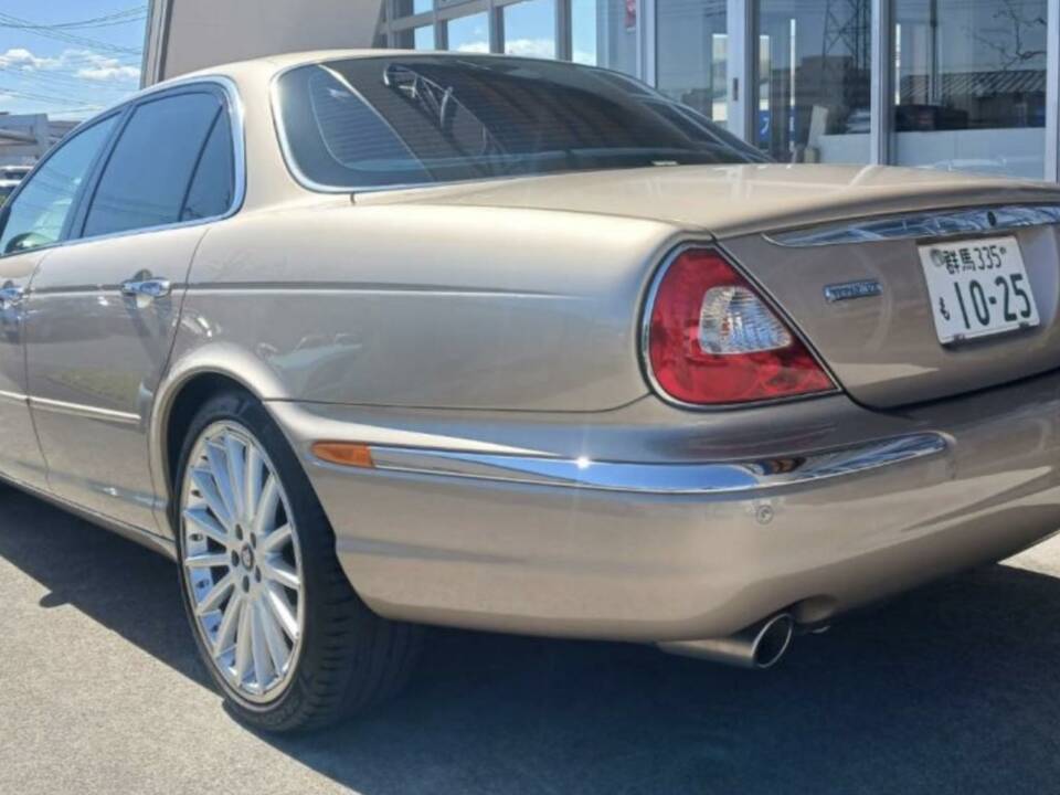 Image 7/25 de Jaguar XJ 8 4.2 (2003)