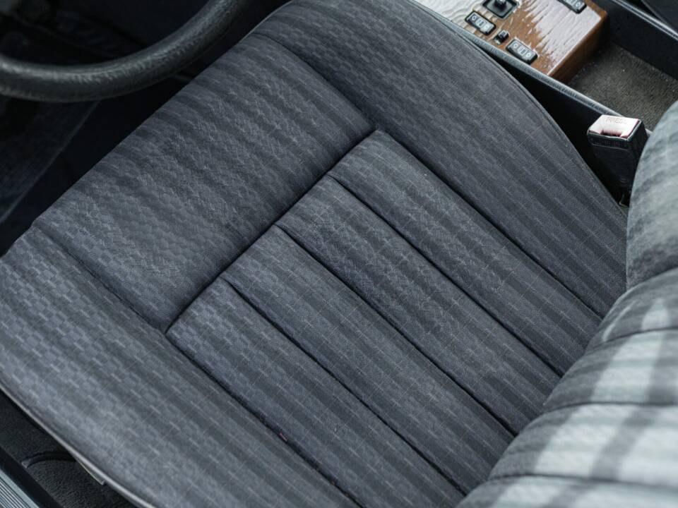 Immagine 28/48 di Mercedes-Benz 200 CE (1990)